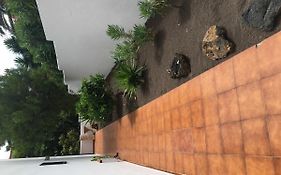 Apartamento con jardín y piscina B